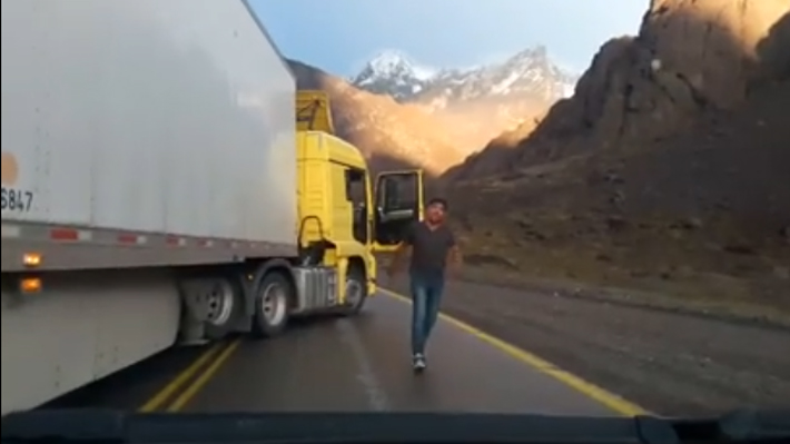 Video muestra cómo camionero chileno amenaza a turista argentino: 