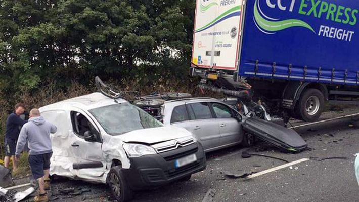 Reino Unido endurece sanciones contra quienes usan celular al volante: Conoce el tr&aacute;gico accidente que lo gatill&oacute;