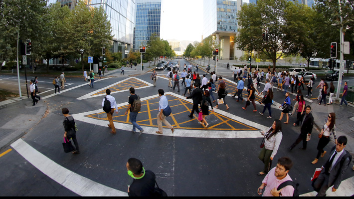 Las Condes: Lavín asegura que inédito paso peatonal 