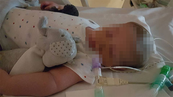 Dramático caso: padres británicos luchan contra el tiempo para evitar que su hijo de 7 meses sea desconectado