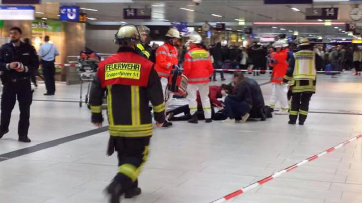 Hombre ataca con un hacha a pasajeros en estación de trenes en Alemania