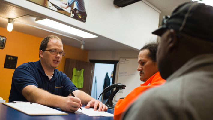 Desempleo de EE.UU. baja en febrero y crean m&aacute;s puestos de trabajo de lo esperado