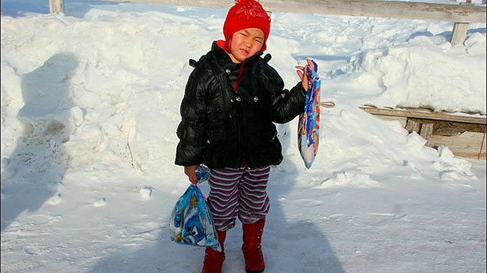 Valiente niña siberiana de 4 años caminó durante 6 horas sola por un bosque lleno de lobos