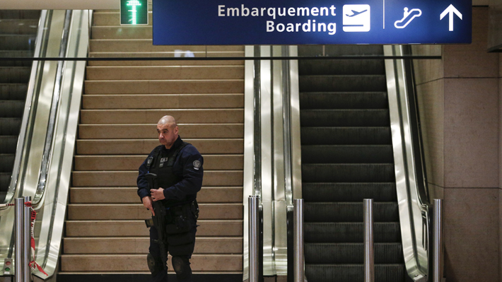 Identifican a hombre abatido en aeropuerto París y arrestan a tres de sus familiares