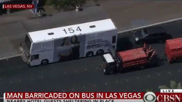 Hombre que asesinó a una persona en Las Vegas se mantiene atrincherado en un autobús