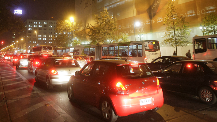Restricci&oacute;n a catal&iacute;ticos: Expertos debaten sobre efectividad de la medida que comenzar&aacute; a regir en Santiago