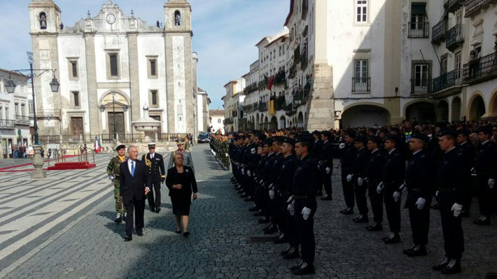 Bachelet es saludada con honores en primera visita de un Presidente a histórica ciudad de Portugal