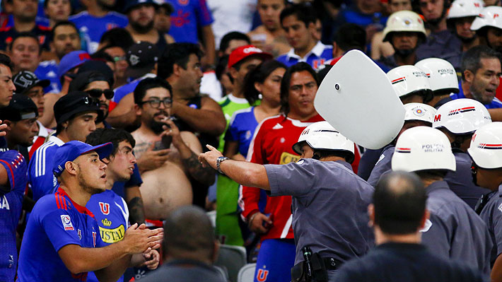 Los serios incidentes que causaron los hinchas de la U y por los que fueron desalojados en medio del duelo ante Corinthians