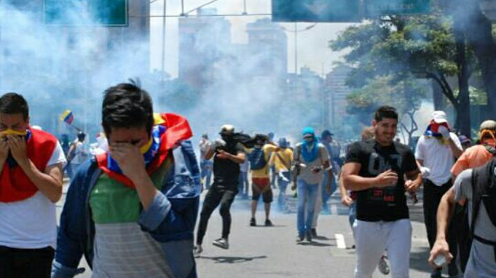 Policía impide el paso de marcha opositora a centro de Caracas y se generan nuevos disturbios