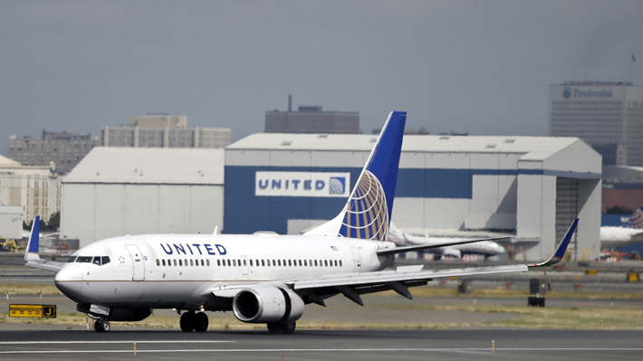 United Airlines se disculpa por violento trato que tuvo con un pasajero para bajarlo del avión