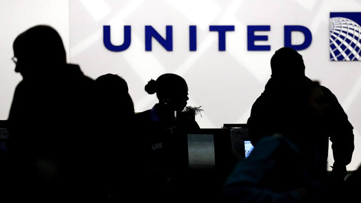 Nueva denuncia contra United Airlines: Pasajero dijo que lo amenazaron con esposarlo