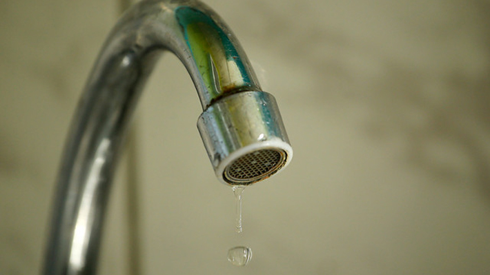 Decretan suspensión de abastecimiento de agua potable en Quemchi por presencia de coliformes fecales