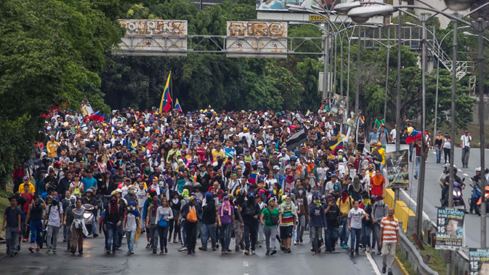 Disturbios y saqueos deja protesta de opositores cerca de Caracas