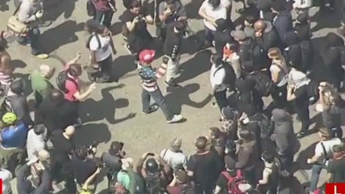 Seguidores y detractores de Trump se enfrentaron dejando saldo de 14 detenidos