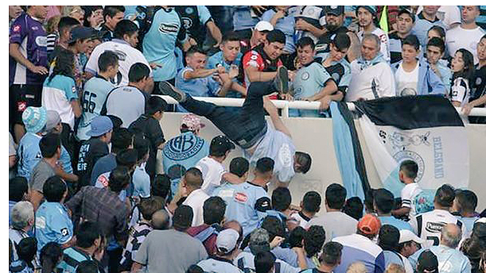 Tragedia en el f&uacute;tbol argentino: Muere hincha que fue lanzado brutalmente desde una tribuna