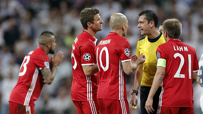 Siguen las pol&eacute;micas: Aseguran que Vidal y dos compa&ntilde;eros fueron retirados por la polic&iacute;a del camar&iacute;n del &aacute;rbitro