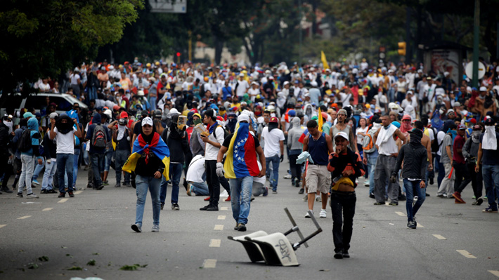 Muere joven baleado en medio de masiva protesta opositora en Venezuela