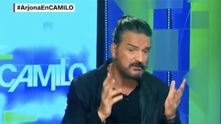 Ricardo Arjona se retira molesto de entrevista con CNN al ser preguntado por sus detractores