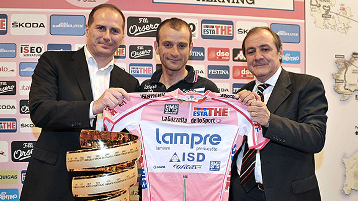 Ganador del Giro de Italia 2011 muere atropellado por una camioneta mientras entrenaba