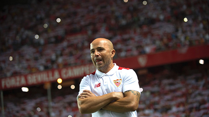 Se les acab&oacute; la paciencia: Las pifias con que hinchas del Sevilla recibieron a Sampaoli