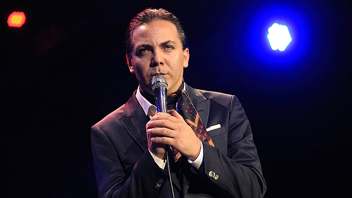 Cristian Castro interrumpe su concierto para pedirle matrimonio a su pareja