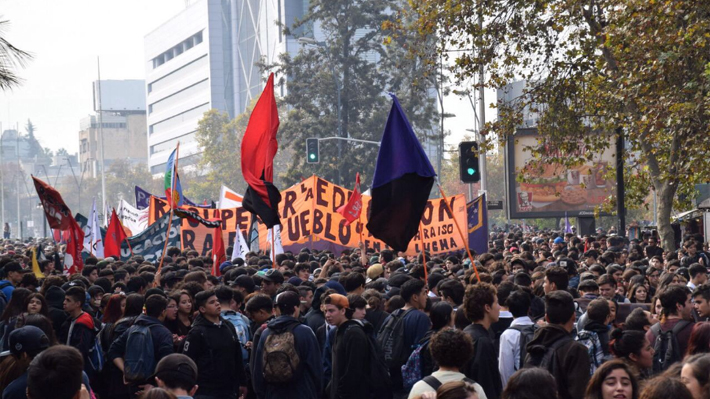 Con incidentes termina masiva marcha de estudiantes para pedir el fin de la deuda por el CAE