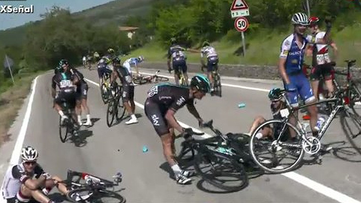 Una moto provoca un desafortunado accidente que complica a dos favoritos al t&iacute;tulo en el Giro