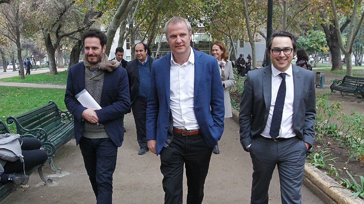 Felipe Kast fue agredido por grupo de jóvenes luego de presentar propuestas que tomó de Lagos