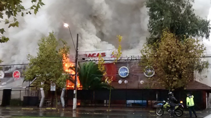 Incendio consume la discoteque Las Urracas en Vitacura