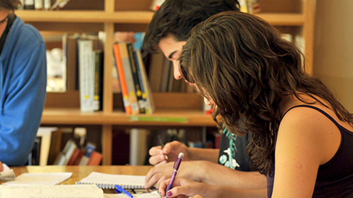 Alumnos que quedan en la Arcis: La mayoría estudia Derecho en vespertino y edad promedio es sobre 30 años