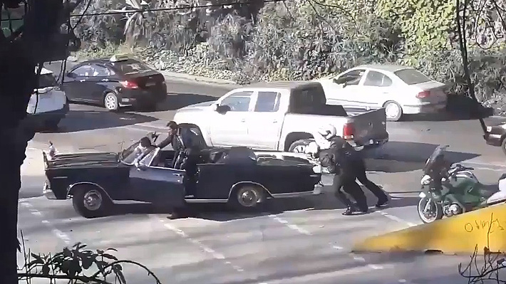 Auto presidencial queda en panne camino al Congreso y Presidenta llega en jeep de la Armada