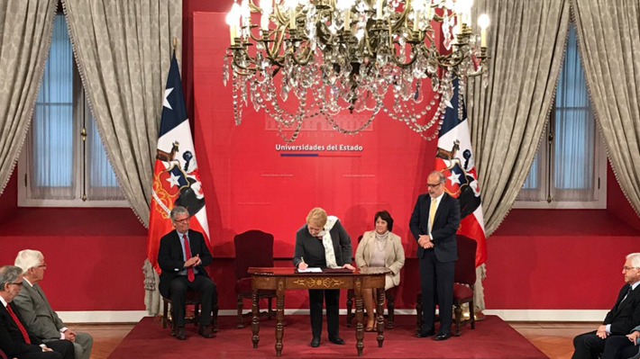 Presidenta firma proyecto para fortalecer Ues estatales: 