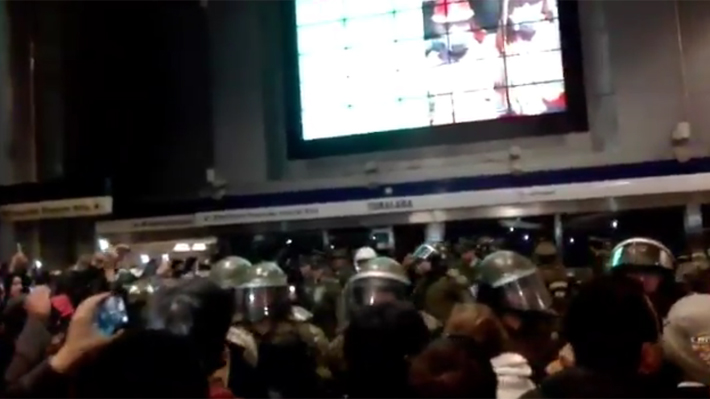Fuerzas Especiales ingresan a metro Tobalaba tras incidentes en la estación