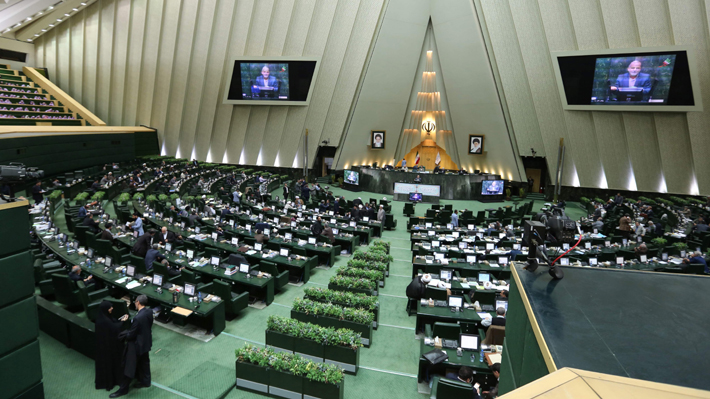 Un muerto en ataque a Parlamento iraní y atentado suicida en mausoleo Jomeini