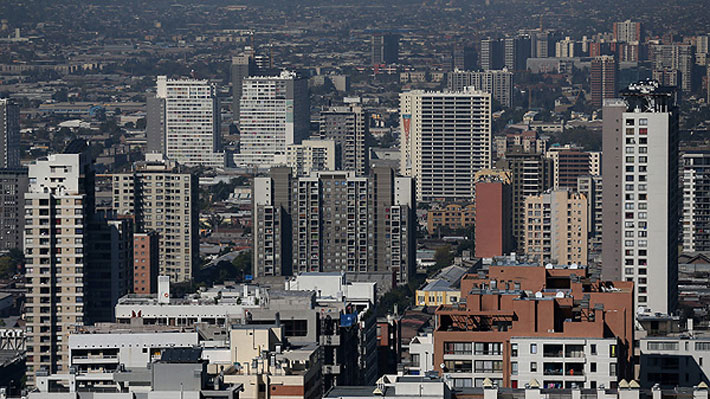 OCDE propone aumentar impuestos a bienes raíces y recursos naturales en Chile para financiar gasto social