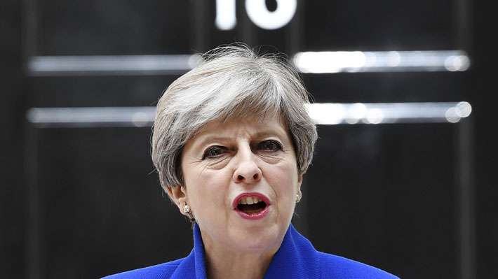 Theresa May confirma que formar&aacute; Gobierno con el apoyo de los unionistas del Ulster