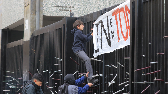 Estudiantes se volvieron a tomar esta mañana el Instituto Nacional