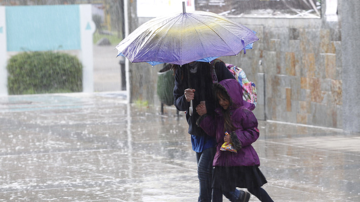 Sistema frontal en zona centro-sur: Pronostican hasta 80 milímetros de lluvia y olas de hasta cinco metros