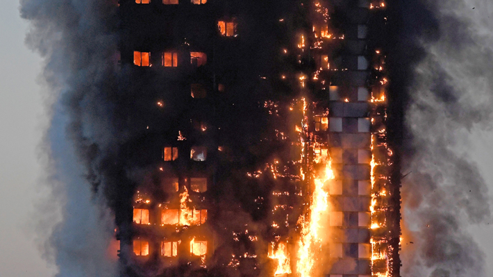 Gran incendio consume edificio en Londres y temen por residentes atrapados