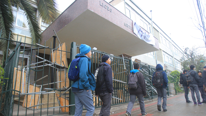Municipalidad anuncia que liceo de Providencia será mixto y estudiantes deponen toma