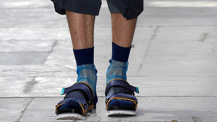 Usar sandalias con medias, el último grito de la moda en las pasarelas de  París