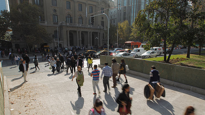 Instituto Internacional de Finanzas advierte inminente rebaja de nota crediticia de Chile