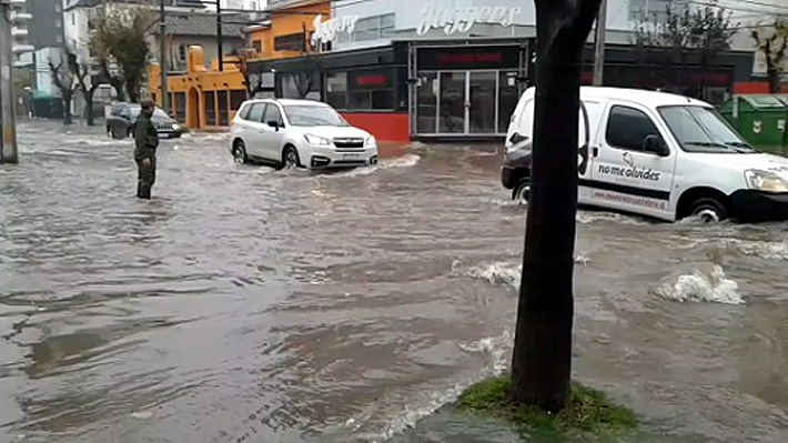 Grandes marejadas en Viña del Mar inundan calles y provoca el cierre de vías y locales comerciales