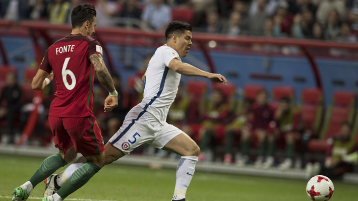 Reconocido ex &aacute;rbitro argentino se lanza contra el VAR por penal no cobrado a Chile: 