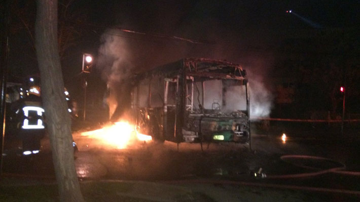 Desconocidos incendian bus del Transantiago y arrojan panfletos llamando a no votar en primarias