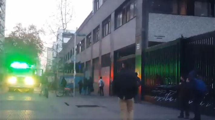 Carabineros desaloja nueva toma del Instituto Nacional y reporta da&ntilde;os al interior