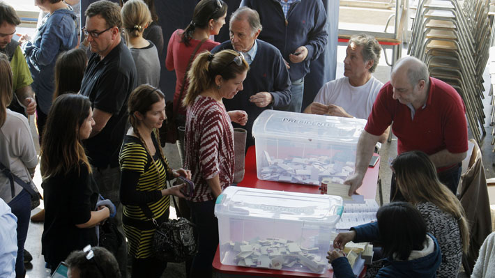 Servel vuelve a explicar proceso de votaci&oacute;n a pocas horas del cierre de las mesas