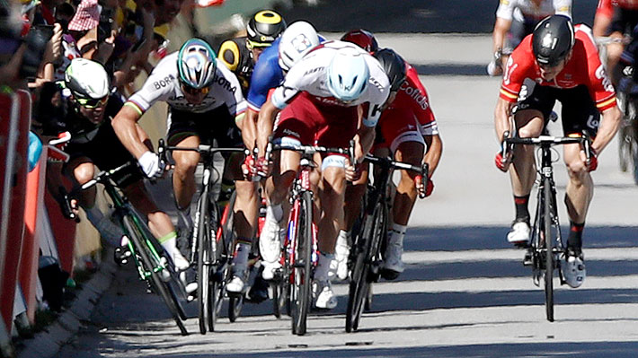 Video: Ciclista le pega un codazo a un rival, lo hace caer y lo deja con posible fractura en el Tour de Francia