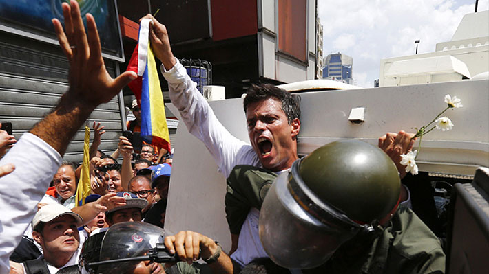 Venezolano Leopoldo López es liberado tras tres años de prisión y pasa a arresto domiciliario