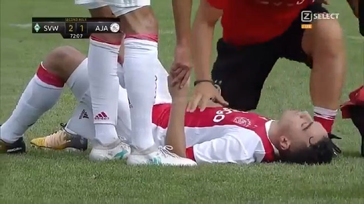 Preocupaci&oacute;n en el Ajax: Jugador sufre arritmia card&iacute;aca en pleno partido y se desploma en el campo de juego